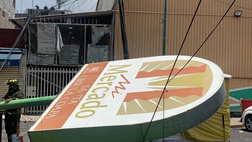 Mujer resultó lesionada tras la caída de un anuncio en un mercado de Coyoacán.