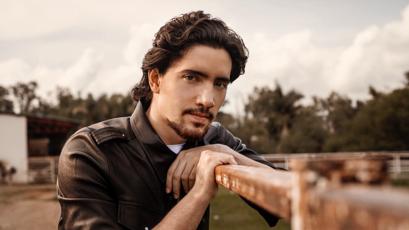 El cantante entre la moda y la música