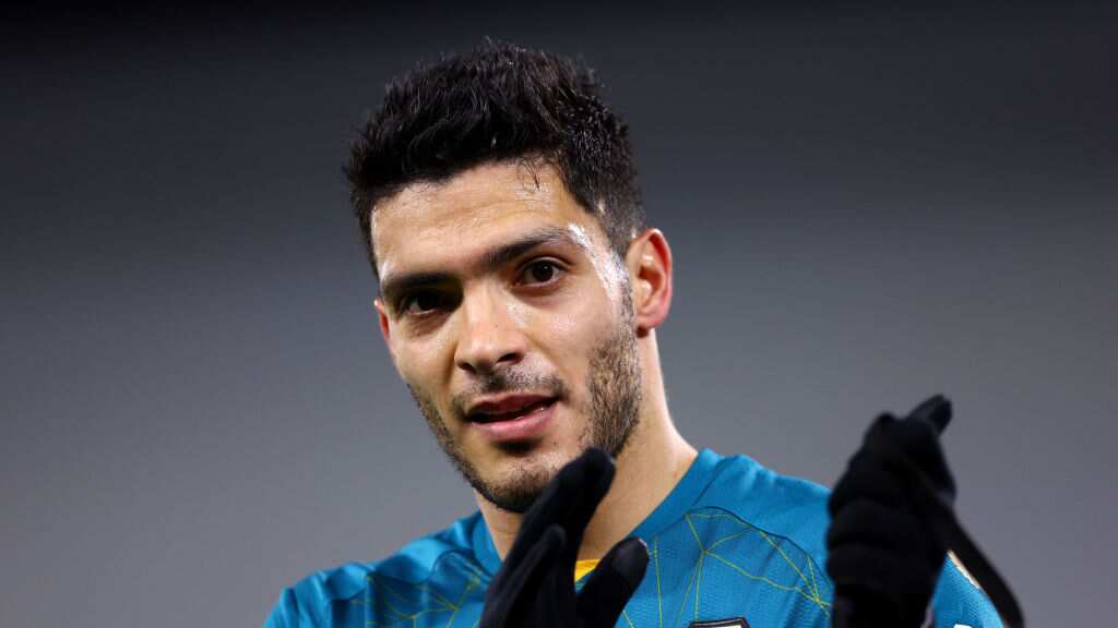 Raúl Jiménez podría mantenerse en el conjunto inglés