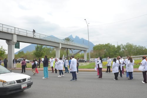 Médicos del IMSS bloquean Constitución en exigencia de  vacunas Covid