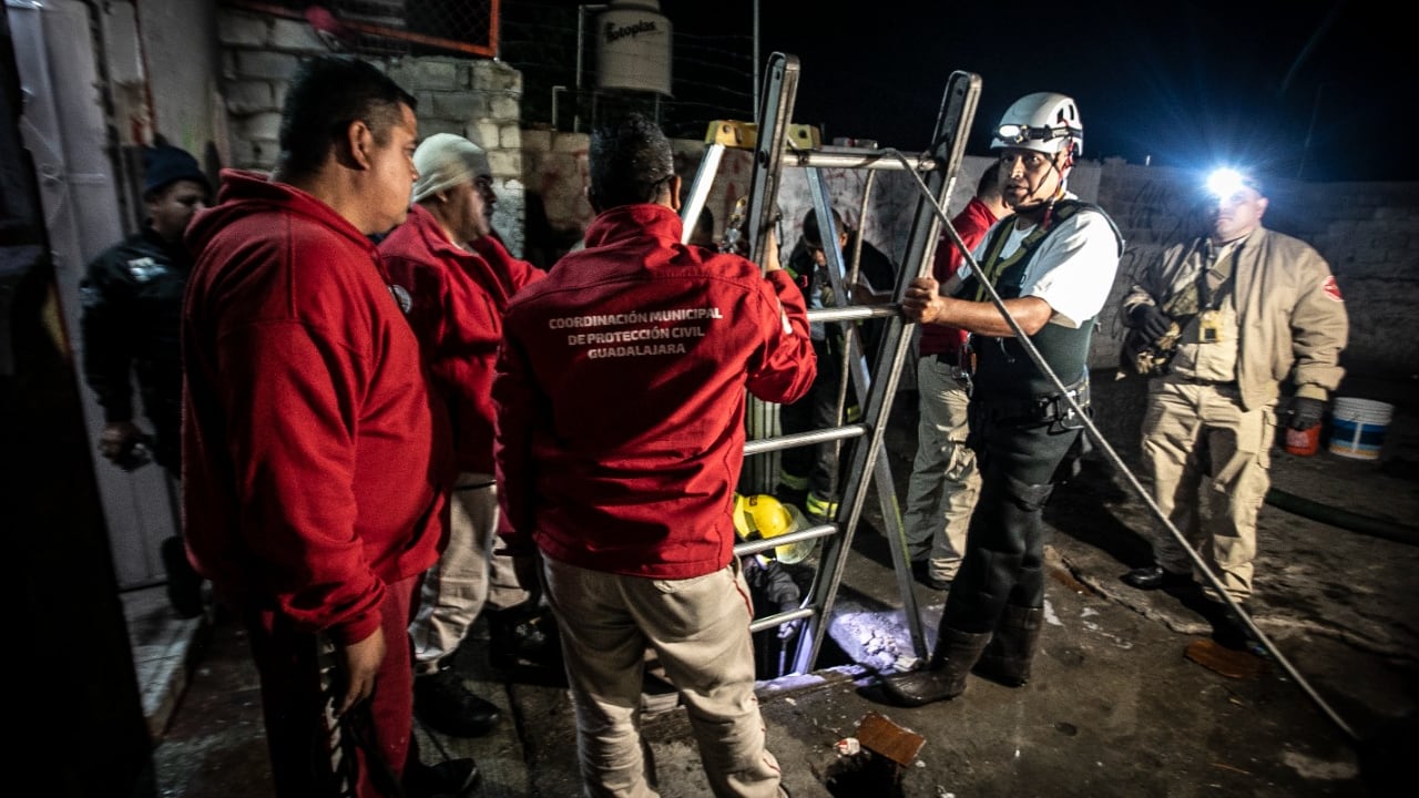 Los cuerpos de emergencia montaron un sistema de cuerdas para sacara a la víctima de la cisterna.