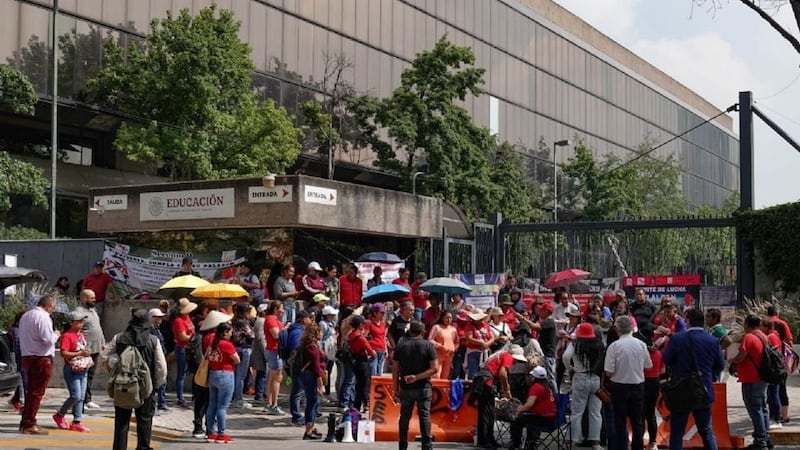 La CNTE reforzó sus acciones de presión en la capital con protestas y cierres de vialidades en medio de las mesas de diálogo con el Gobierno federal.
