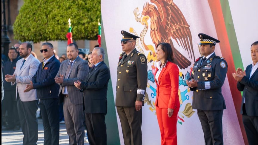 Escoltas escolares y autoridades municipales participaron en el izamiento del lábaro patrio en la Plaza Principal de León.