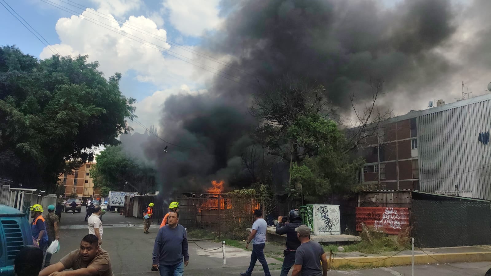 El incendio registrado en la Unidad Habitacional Infonavit Iztacalco provocó una rápida movilización de bomberos