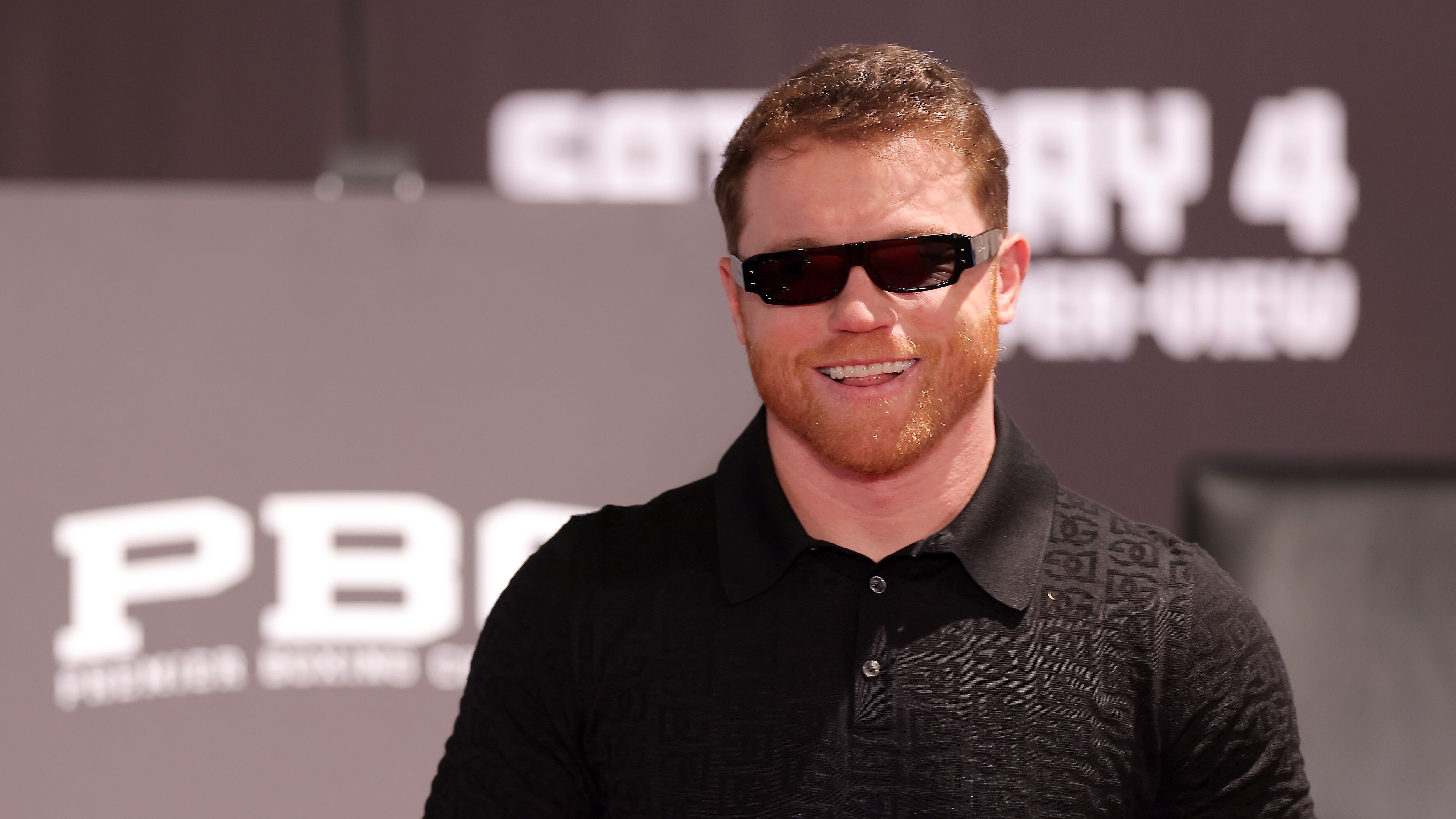 'Canelo' Álvarez presume su lujoso automovil a través de redes.