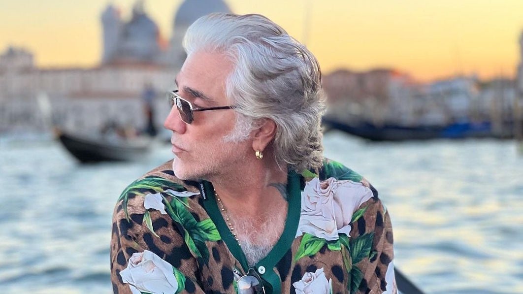 El Potrillo opta por el cabello más largo cubierto de canas para el verano.