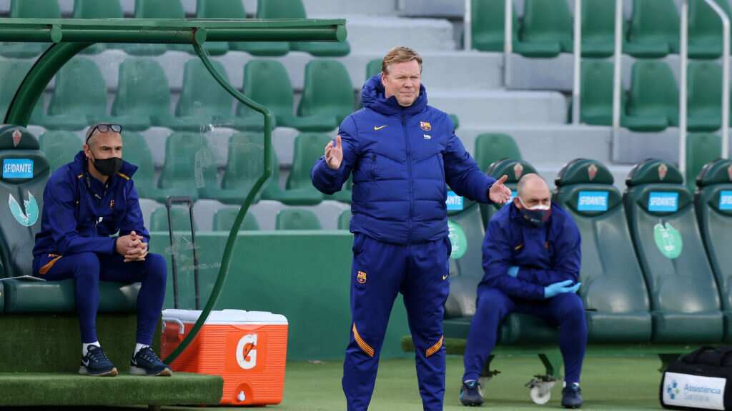 Ronald Koeman se queda como técnico del Barcelona