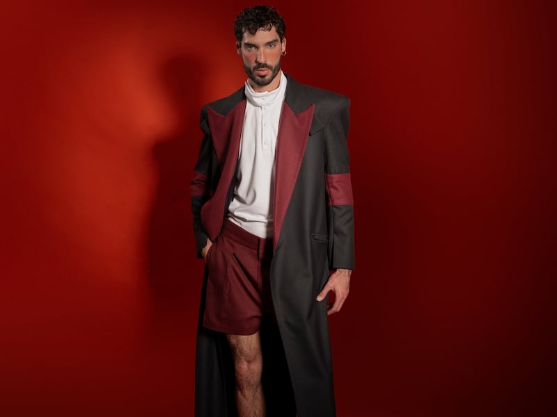 Una colección que transforma el gesto de amarrar una chaqueta en alta costura emocional