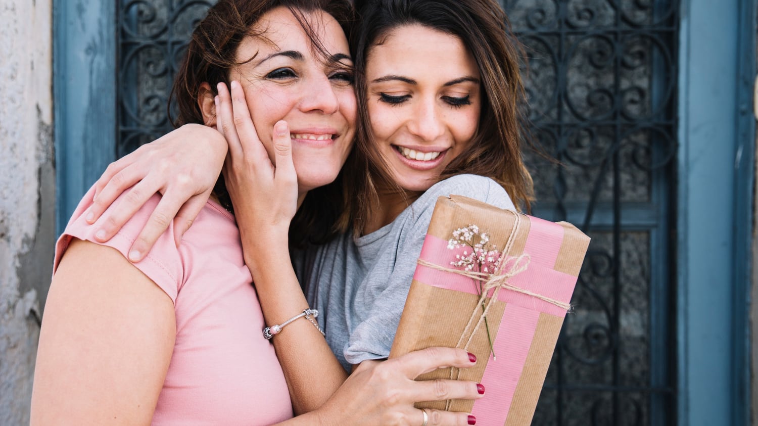 Desde aromas que abrazan hasta joyería contemporánea y básicos de moda versátiles, estas opciones buscan conectar con la esencia y estilo único de cada mamá