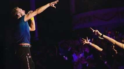 El vocalista de Coldplay Chris Martin interpretó el tema ‘My Universe’ de manera emotiva y se lo dedicó a Dakota Johnson en un concierto.