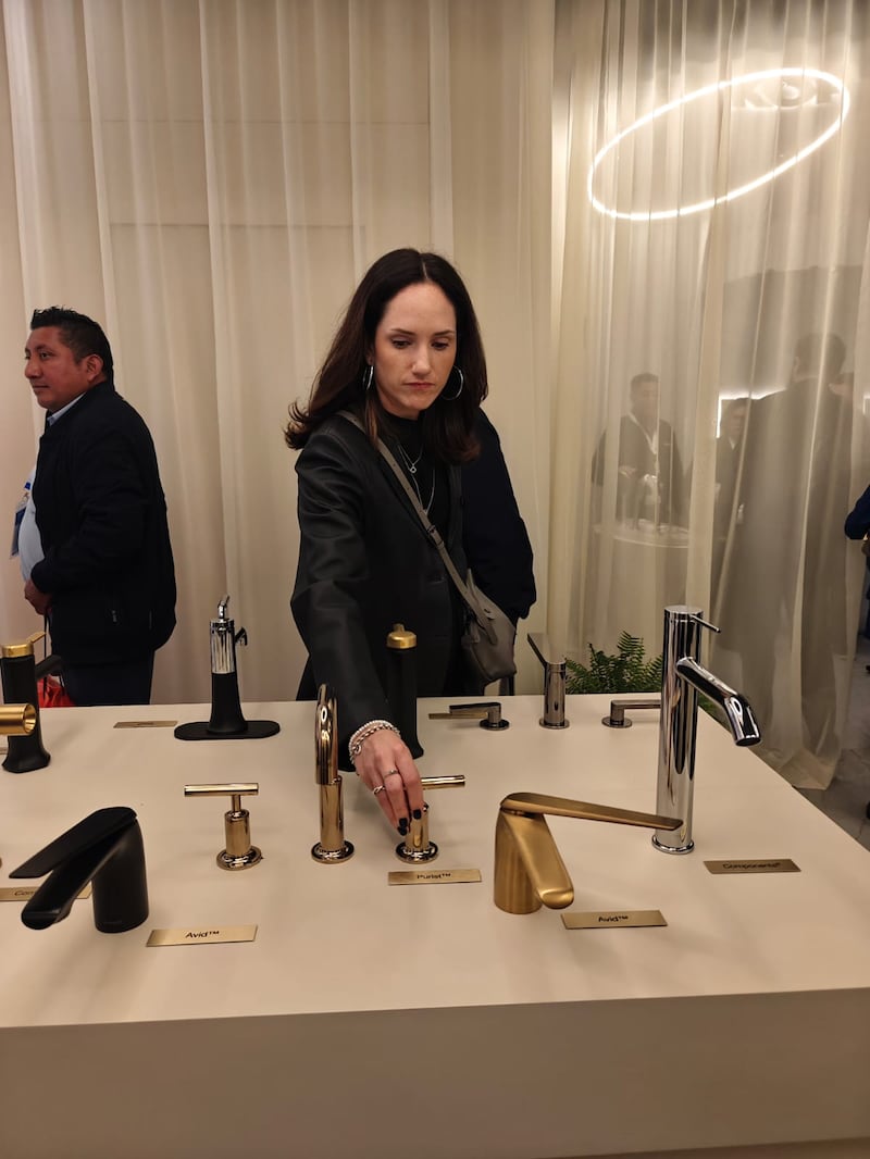 Interceramic presentó el stand más inmersivo de la exposición. Su propuesta, inspirada en los sentidos y en la conexión humana con los espacios, reafirmó su compromiso con la innovación, la sustentabilidad y el arte del diseño