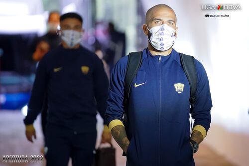 Dani Alves, titular con Pumas en su primer partido
