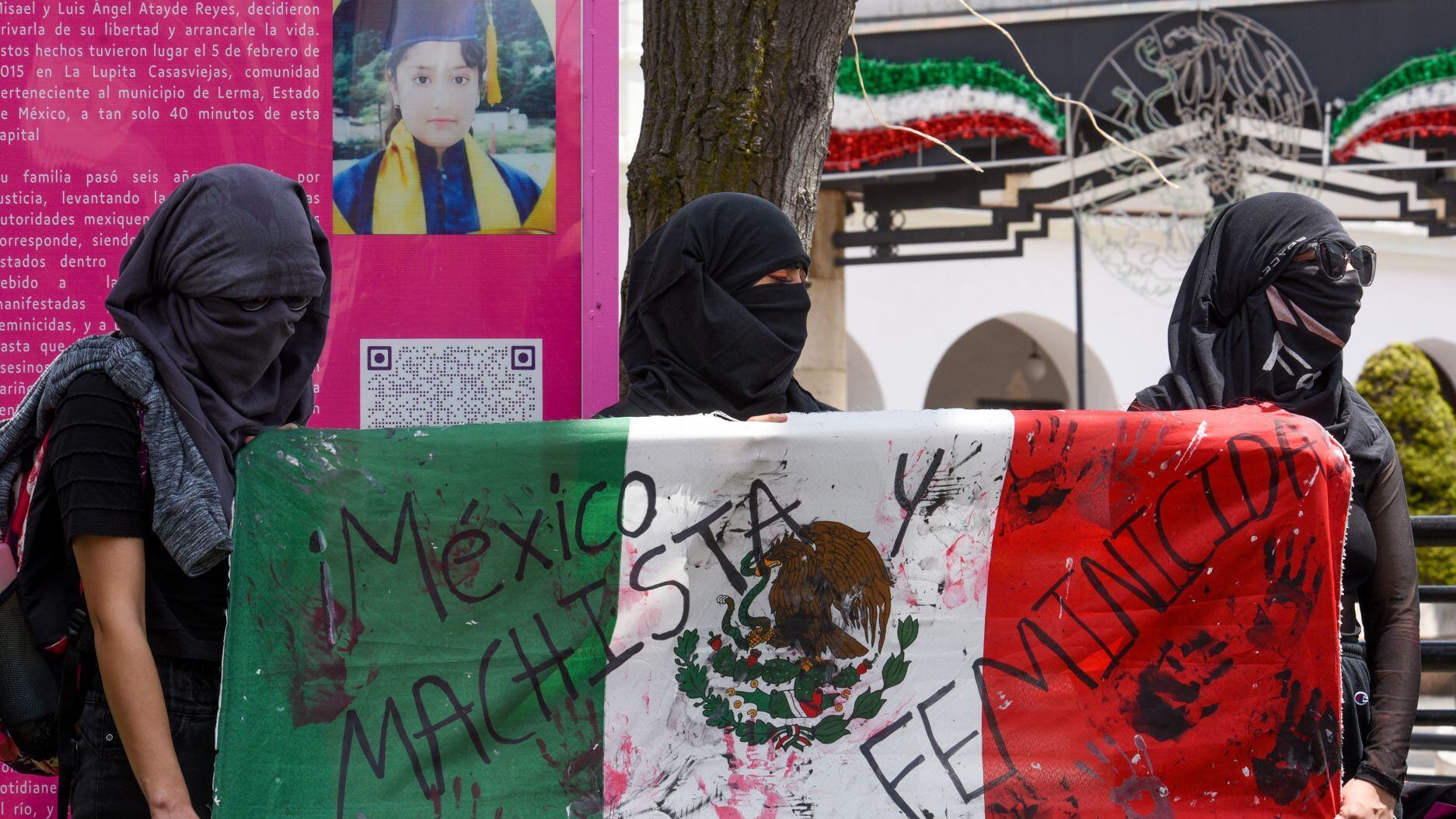 La Protesta “México Sangra” Nada que celebrar reunió a un grupo de hombres y mujeres que gritaron consignas y actos de iconoclasia en la ciudad de Toluca, protestaron contra los feminicidios, el caso de los 43, corrupción y abuso de poder.