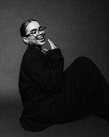La influencer originaria de Monterrey ha cautivado a su comunidad a través de su autenticidad, al explorar distintos estilos y siluetas, sin importar los estereotipos. Invitando así a sus seguidores a abrazar la originalidad, comodidad y creatividad desde diversos aspectos de la vida.