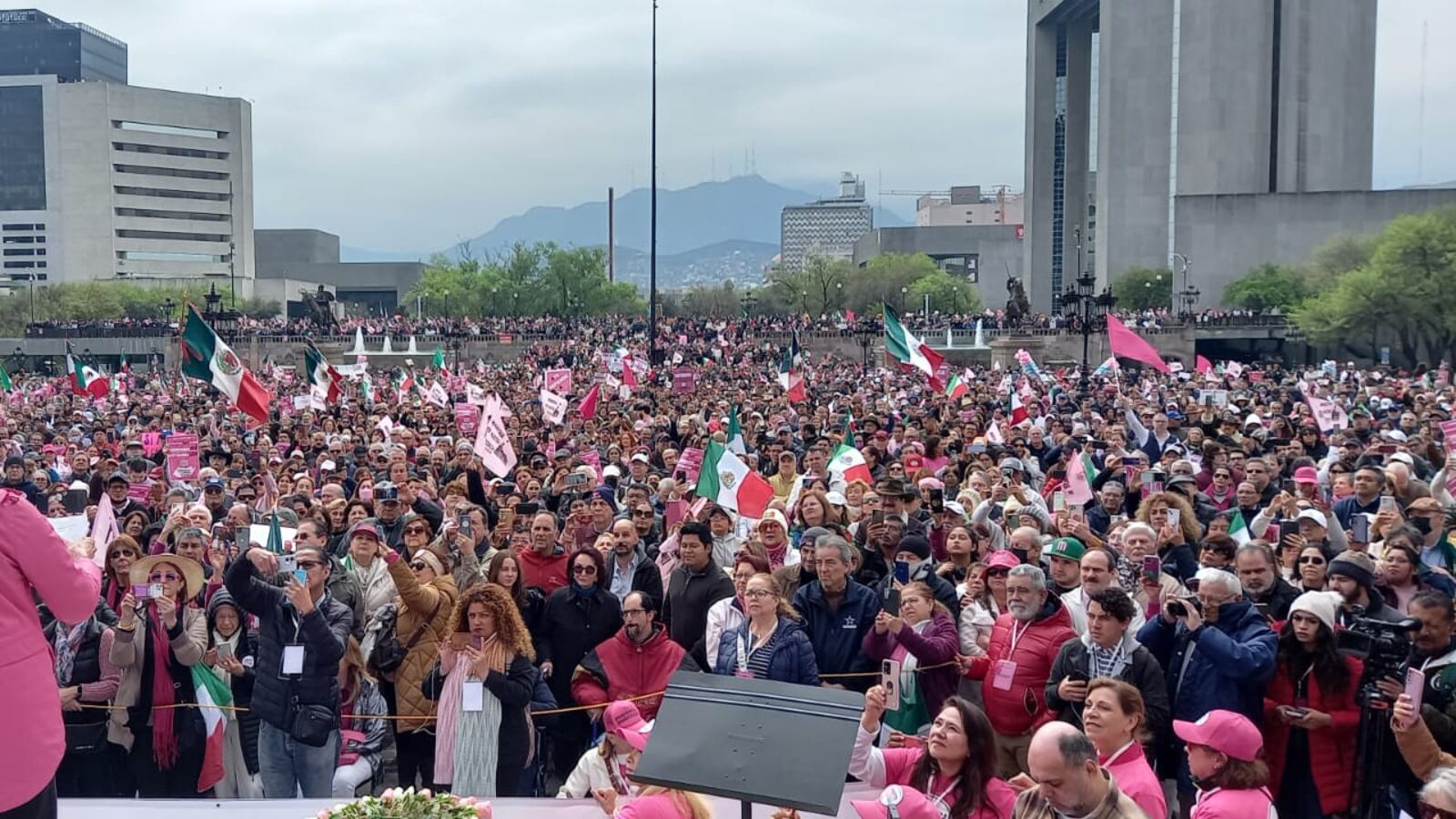 La Explanada de los Héroes lució llena de ciudadanos.