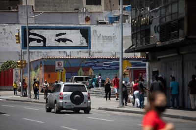 CARACAS, VENEZUELA - 22 DE MARZO: Un mural de los ojos del fallecido presidente Hugo Chávez en el centro de la ciudad durante el primer día del estricto toque de queda ordenado por el presidente Maduro el 22 de marzo de 2021 en Caracas, Venezuela. Venezuela endurecerá las medidas y restricciones para frenar la propagación del COVID-19 hasta el 4 de abril debido al aumento de los casos y la falta de vacunas. (Foto de Leonardo Fernández Viloria/Getty Images)