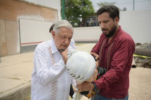 Entre porras y aplausos reciben al presidente López Obrador en el Hospital de Naranjos en Veracruz