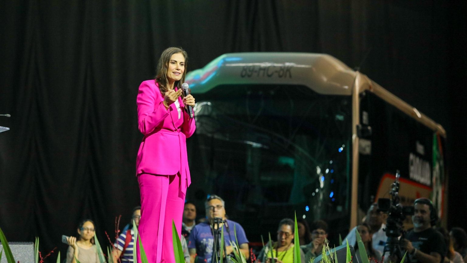 La alcaldesa de León cuestiona la concentración de decisiones en grupos cerrados y confirma diálogo con Máynez, en línea con discurso de MC.