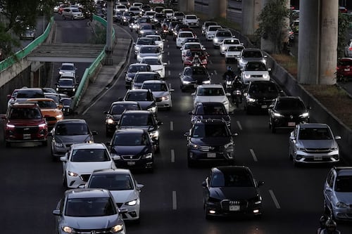 Graban a conductor teniendo relaciones mientras manejaba por importante avenida