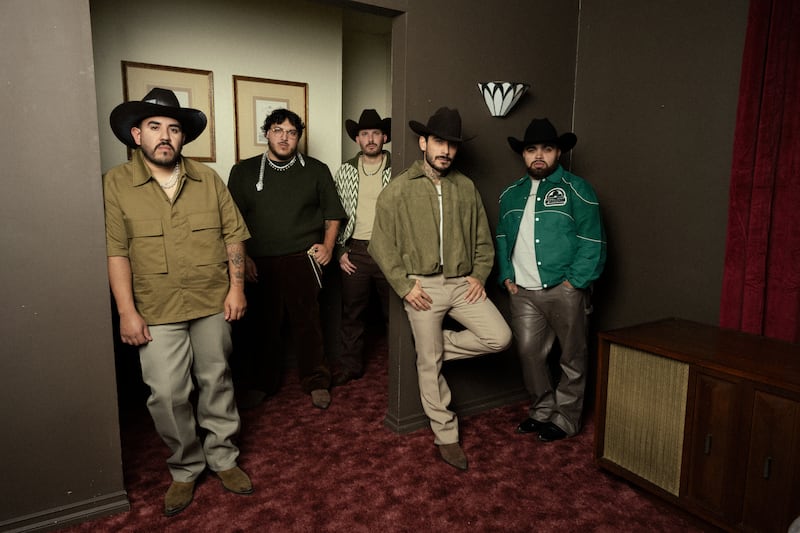 Grupo Frontera confirma su gira internacional ‘Triste Pero Bien C*brón Tour’