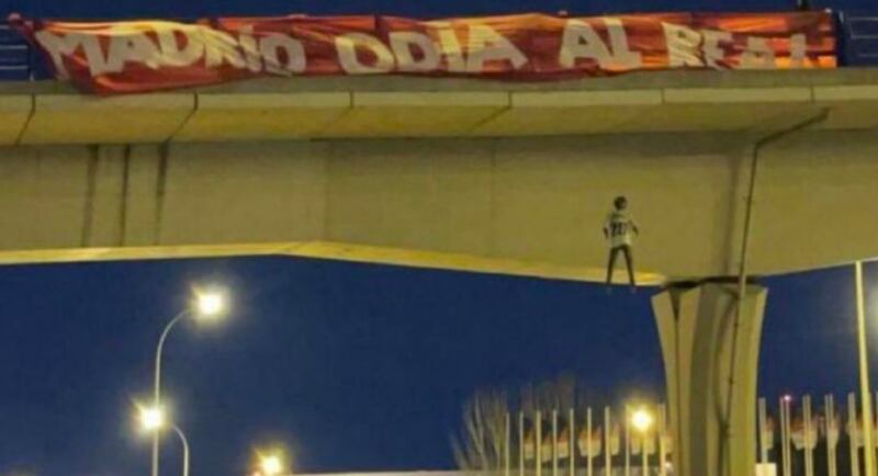 Aficionados del Atlético de Madrid colgaron en un puente unmuñeco de Vinicius Jr.