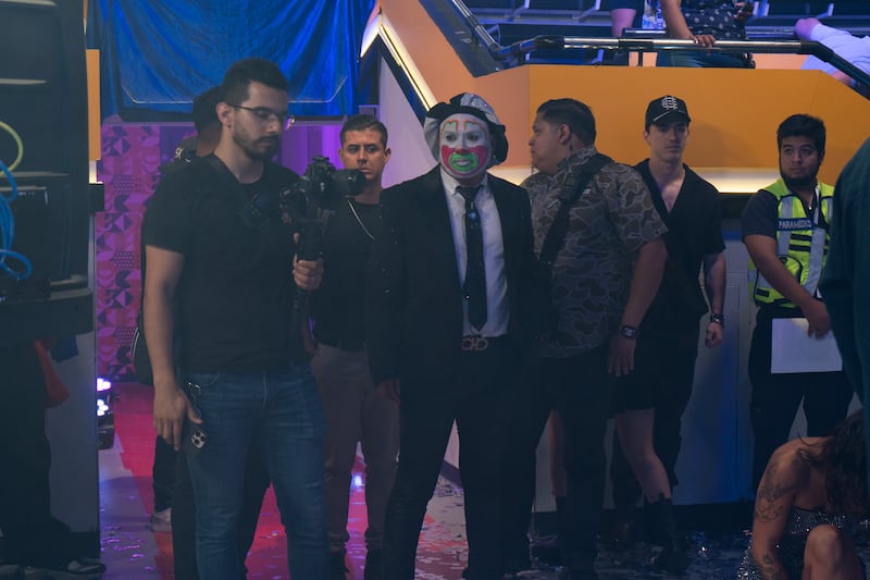 Con Brincos Dieras como invitado especial, el foro se convirtió en un manicomio televisivo donde Gabo Ramos brilló como el conductor que sabe mantener el caos bajo control, acompañado de la chispa de Danik Michell,