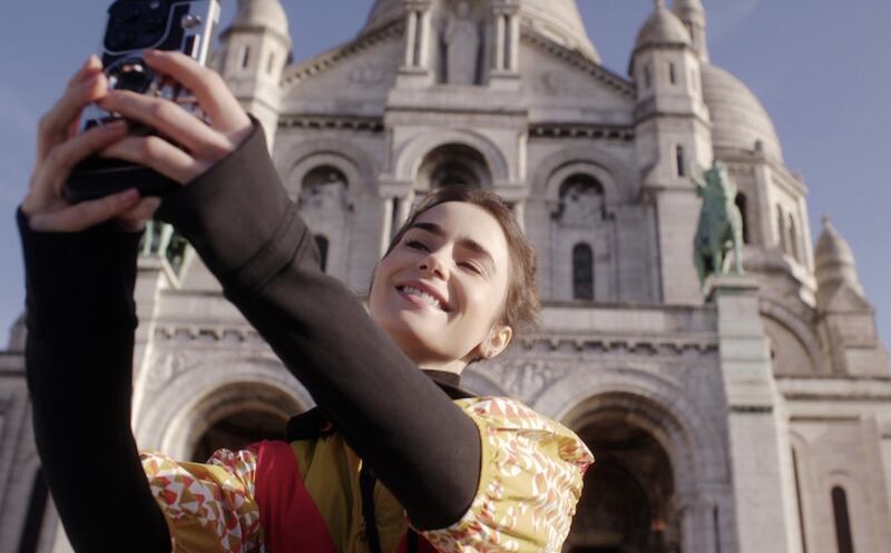 En 2009, la actriz Lily Collins entró a Hollywood por la puerta grande, de la mano de Sandra Bullock. Fue a partir de esta producción que su carrera comenzó su rápido ascenso, consiguiendo sus primeros roles protagónicos y nominaciones. Foto: Netflix.