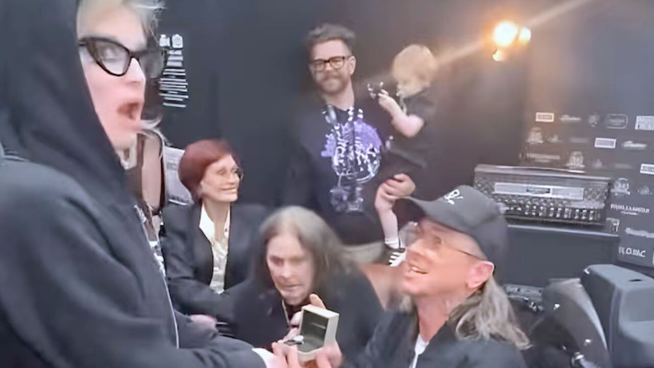 El cantante lanzó un divertido comentario durante el momento en que su hija se comprometía con el padre de su hija.