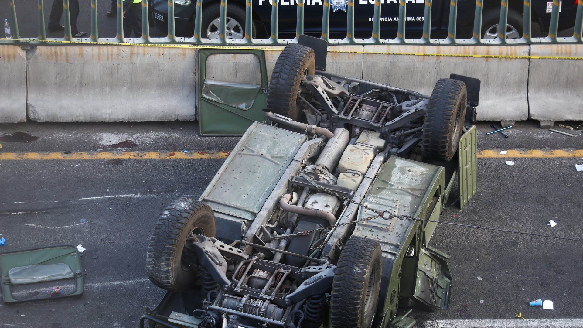 Vehículo de la Sedena vuelca en la carretera México-Pachuca