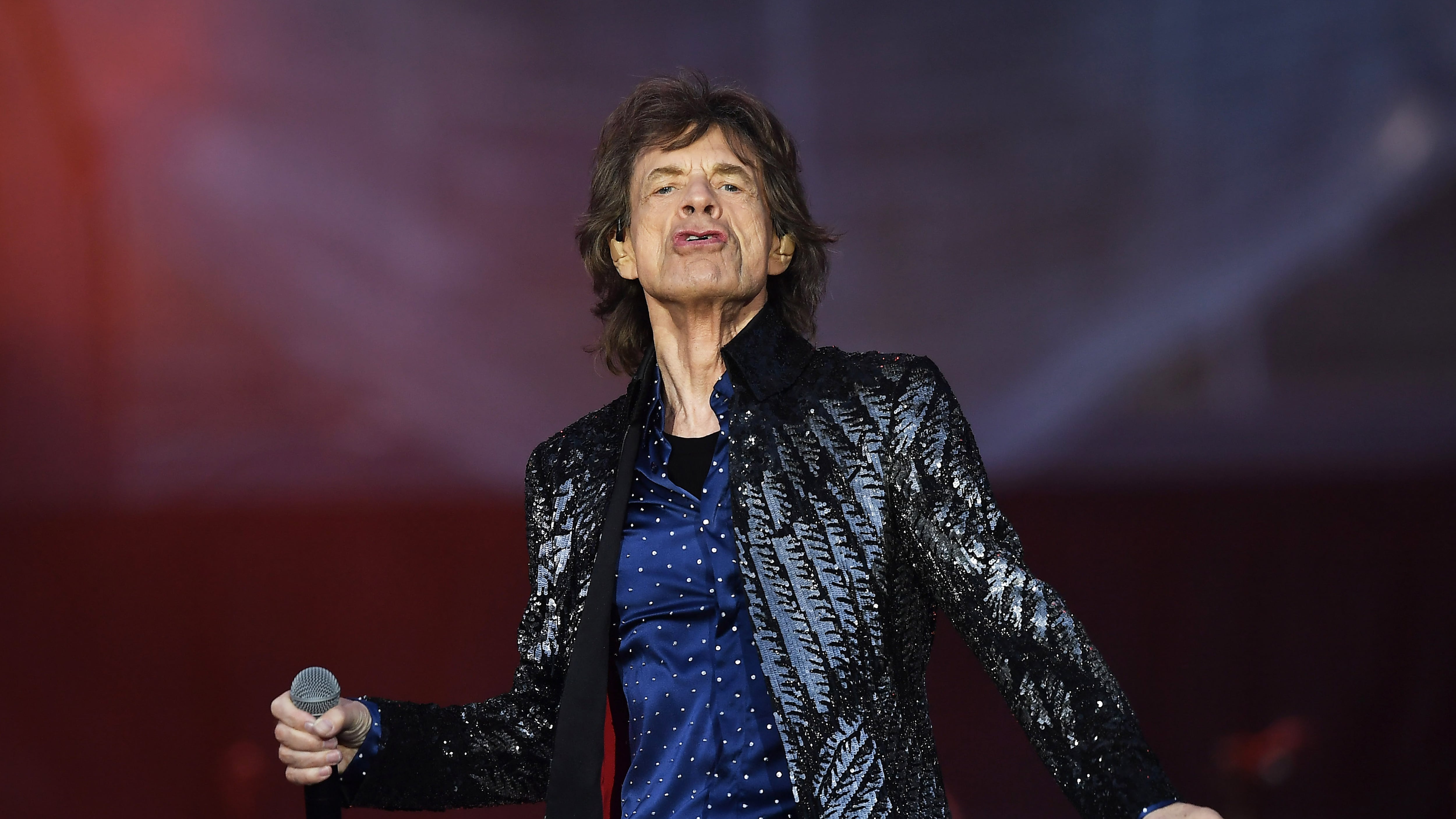 El legendario vocalista de The Rolling Stones disfruta la vida loca.