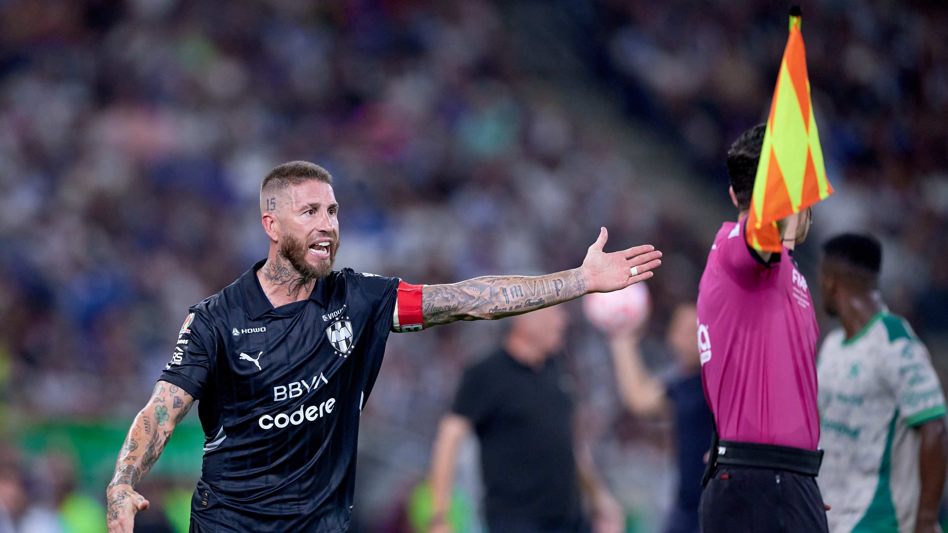 Santiago Giménez enfureció contra el arbitraje.