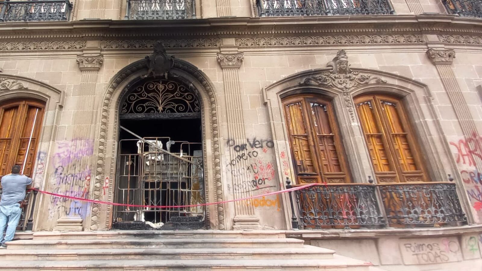 Toda la fachada del Palacio resultó seriamente dañada.