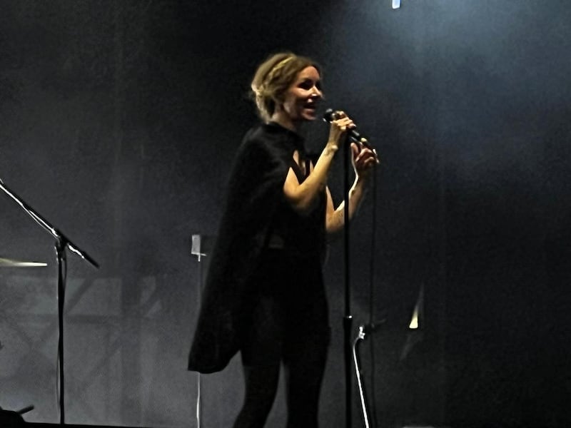 La personalidad de Nina Persson enamoró a los regios.
