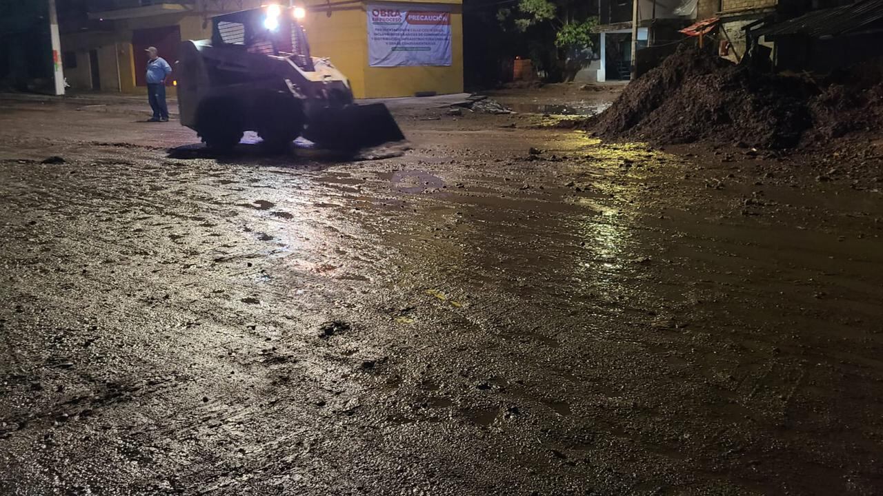 Varias calles cercanas al Arroyo Seco quedaron cubiertas de lodo por el arrastre de sólidos de la corriente.