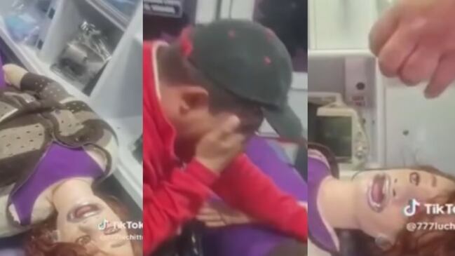 Cristian Montenegro sube a la muñeca, quien afirma es su esposa a la ambulancia, donde dice que ella está mal de salud.