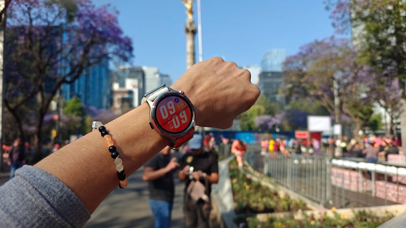 Ligero y preciso, este smartwatch acompaña a corredores de todos los niveles con planes de entrenamiento con IA. Su modo Maratón Inteligente lo convierten en un verdadero coach digital para mejorar tu desempeño en cada carrera