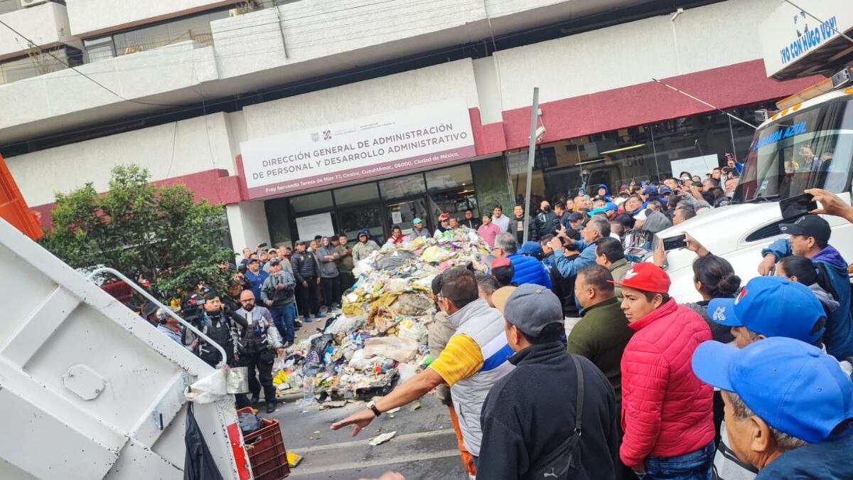 Recolectores de basura protestan por mejores condiciones laborales.