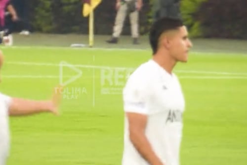 VIDEO: Futbolista es agredido por aficionado en pleno campo