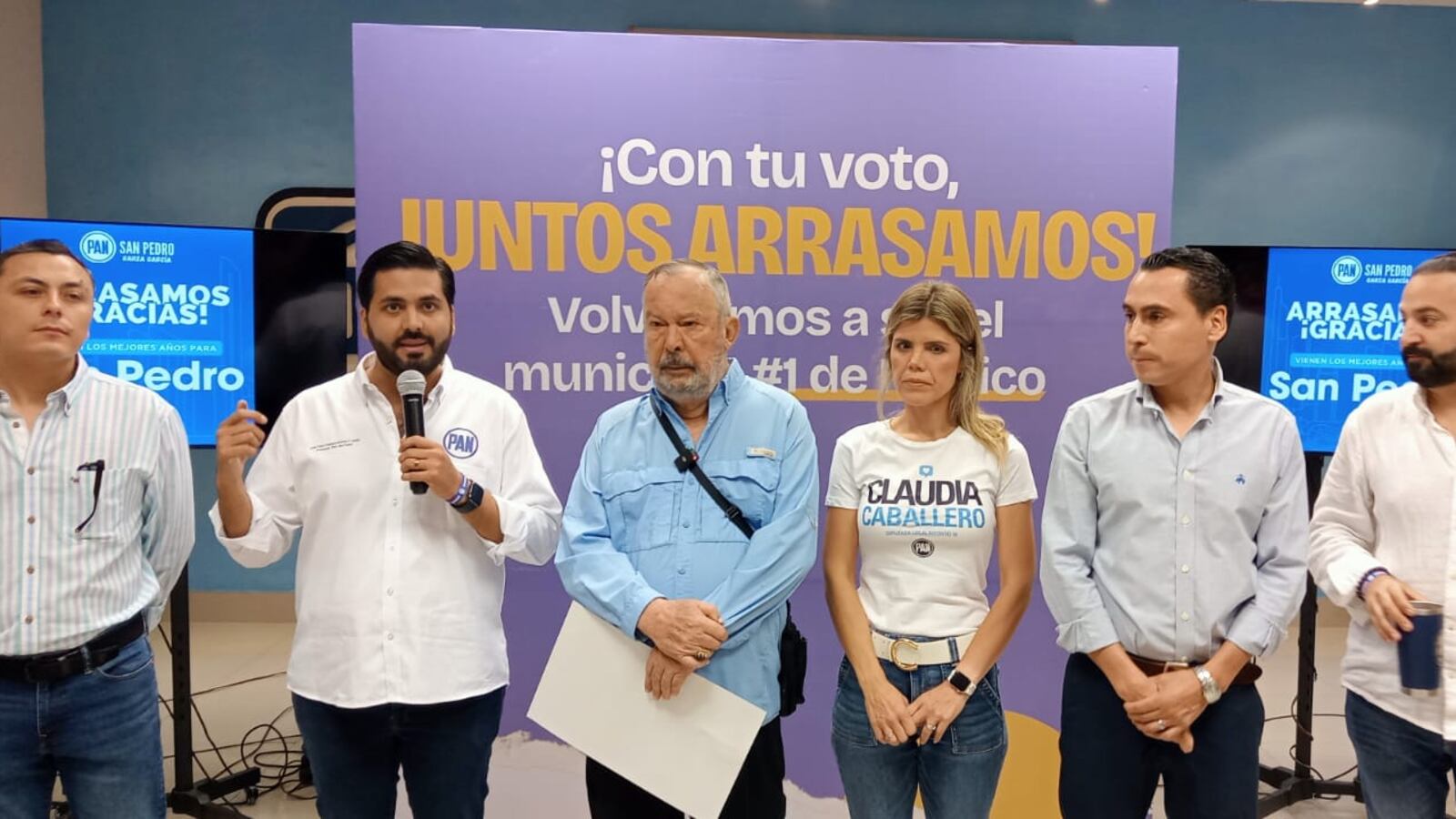 Fernández estuvo acompañado de su equipo y de candidatos a diputados.