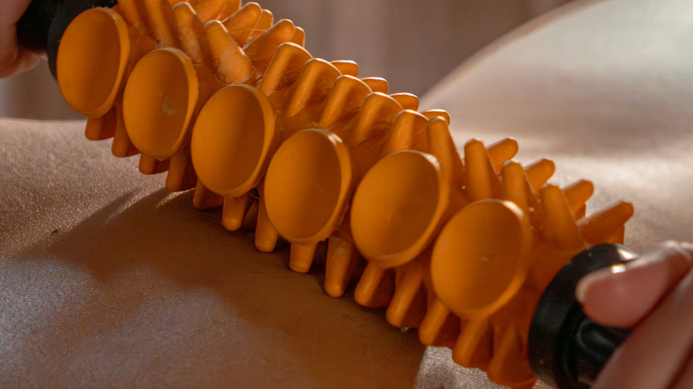 Con rodillos diseñados anatómicamente y fórmulas botánicas, el método Torrescano ofrece resultados visibles mientras promueve relajación y equilibrio corporal