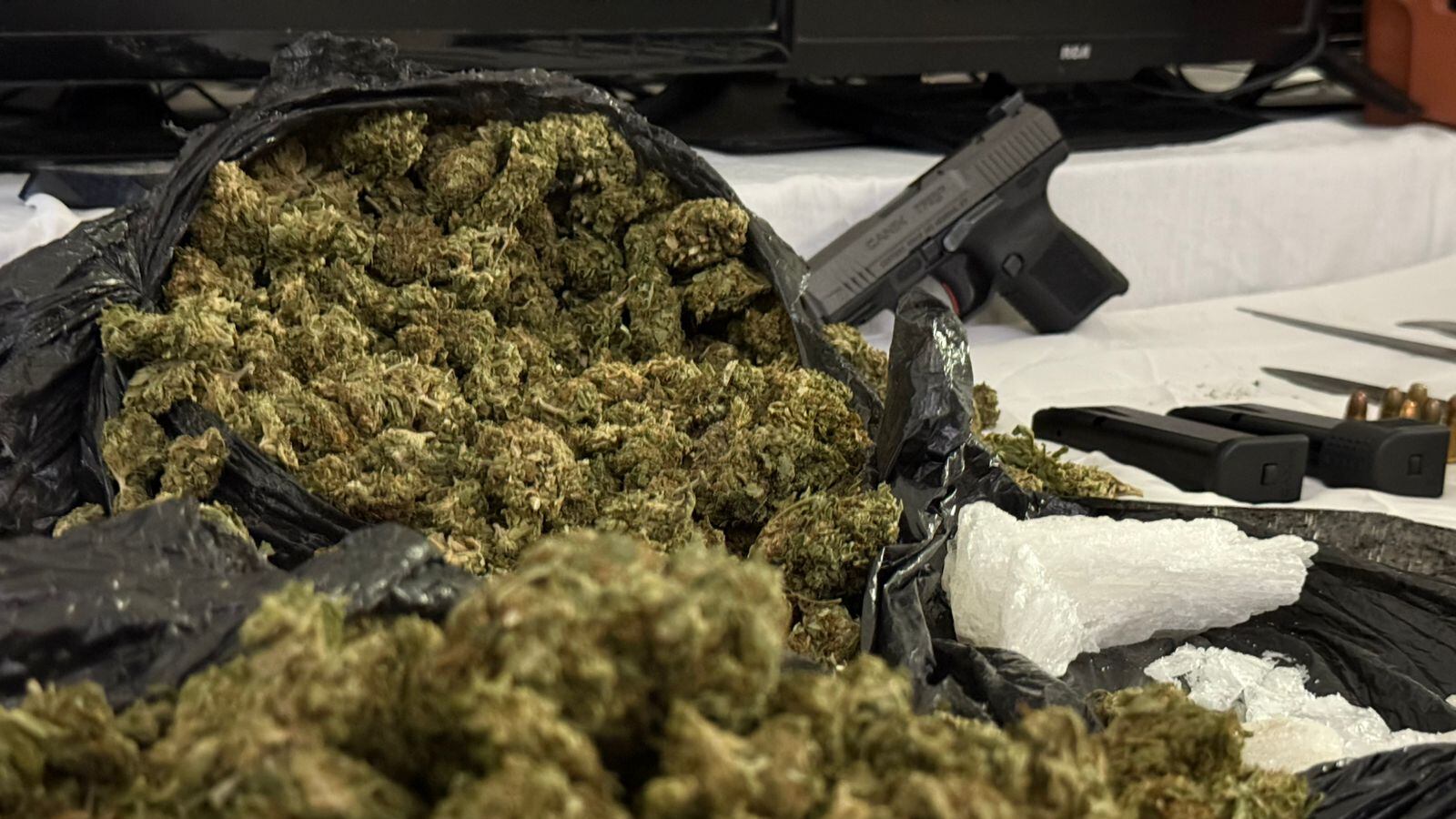 En una operación conjunta con la Marina Armada de México, la Secretaría de la Defensa Nacional (SEDENA) y la Guardia Nacional, la Secretaría de Seguridad de Jalisco, a través de las Fuerzas de Operaciones Estratégicas de Protección Ciudadana (FOEP) y la Policía Penitenciaria, llevó a cabo una inspección exhaustiva en las áreas comunes y estancias del Centro Penitenciario CEINJURE Costa Norte, ubicado en la Delegación Ixtapa de Puerto Vallarta, Jalisco.