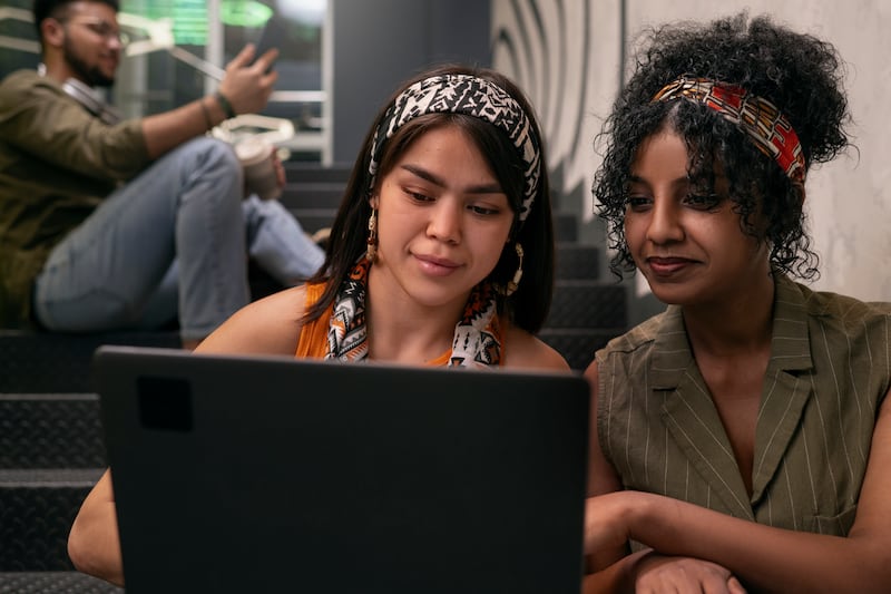Revela el potencial transformador de la IA para las comunidades indígenas. Esta tecnología puede impulsar la conversación digital, mejorar el acceso a servicios esenciales y garantizar que ninguna lengua ancestral se pierda