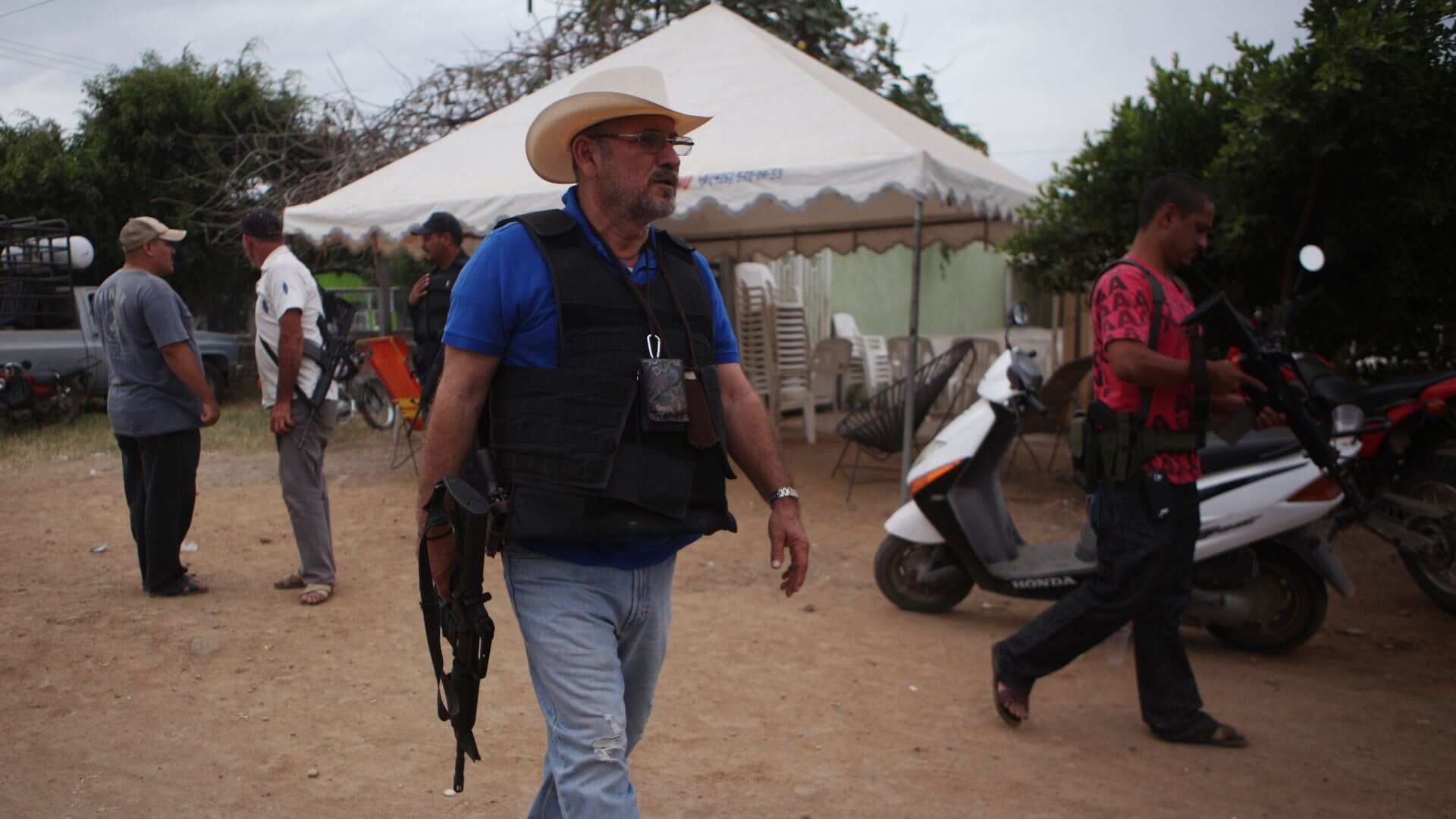 Gobernador de Michoacán afirma que Hipólito Mora decidió no permanecer en Morelia