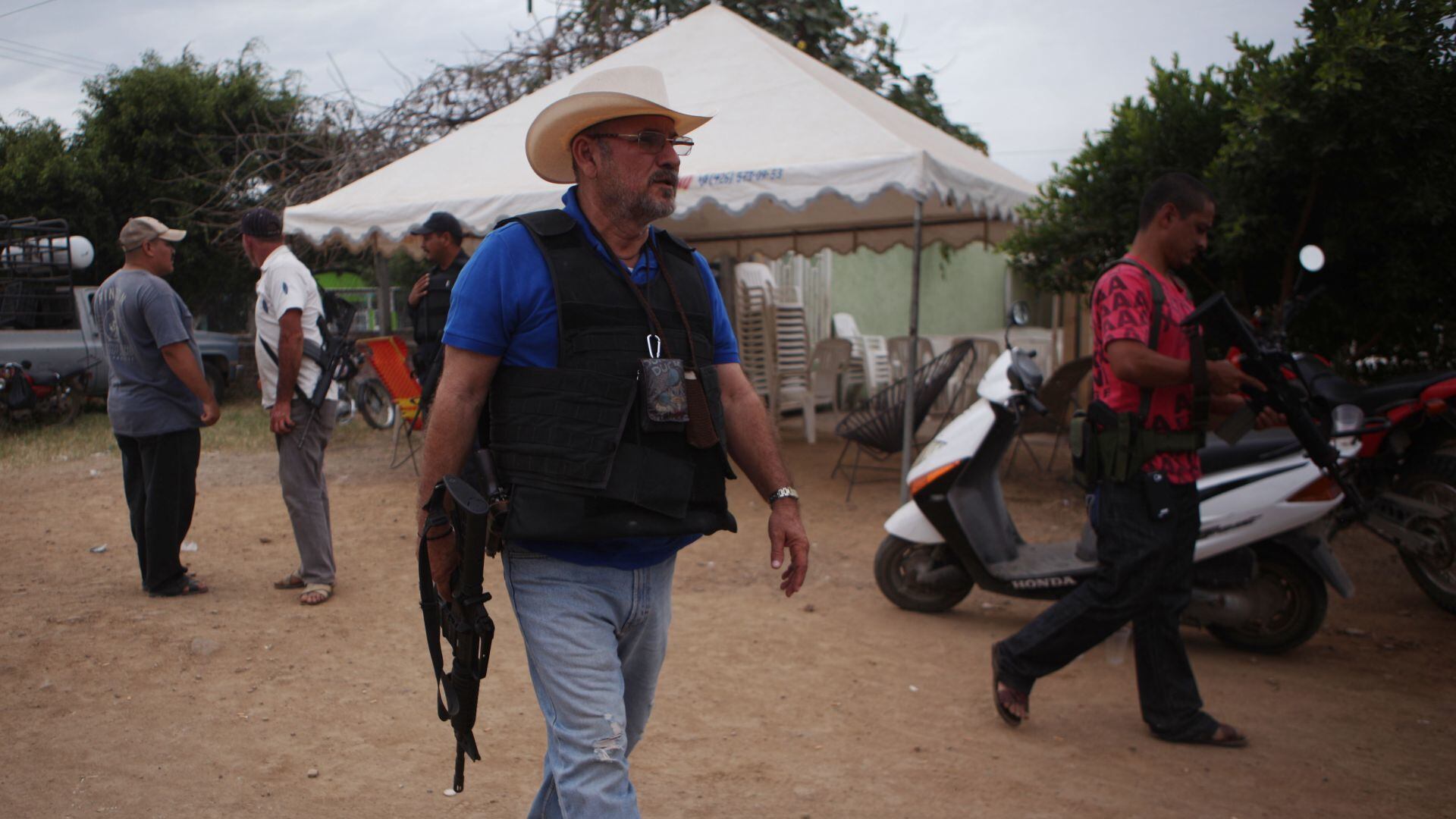 Gobernador de Michoacán afirma que Hipólito Mora decidió no permanecer en Morelia