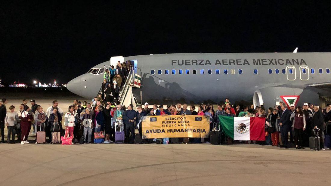 Los mexicanos eran esperados por decenas de familiares y una comitiva de autoridades nacionales.