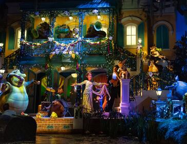 Tiana, Louis, el príncipe Naveen y nuevos amigos serán los protagonistas de la nueva atracción de Disney que estará en Magic Kingdom Park, disponible desde el próximo 28 de junio, la cual te llevará a un recorrido único por el mundo de una de las princesas más queridas.
