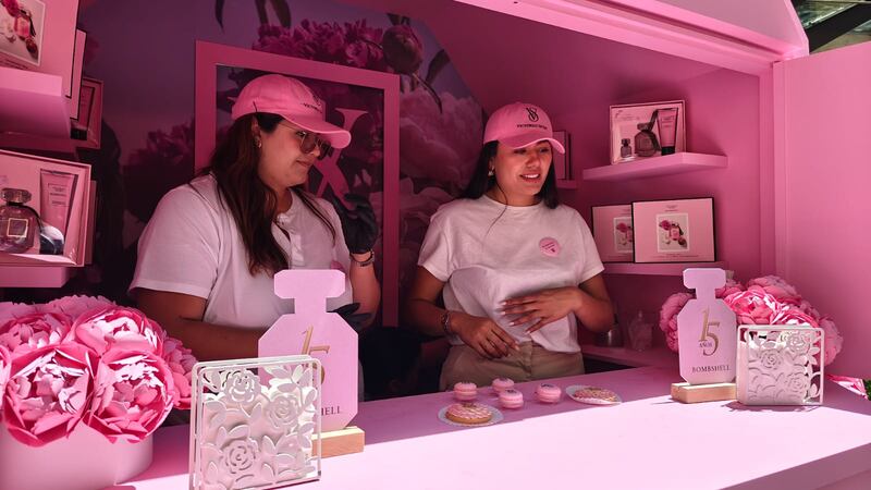 La fragancia más icónica de Victoria’s Secret cumple 15 años y lo celebra en Antara con una experiencia única. Conoce sus nuevas versiones, participa en un quiz, disfruta de snacks y llévate una muestra gratis. ¡Solo este 13 de abril!