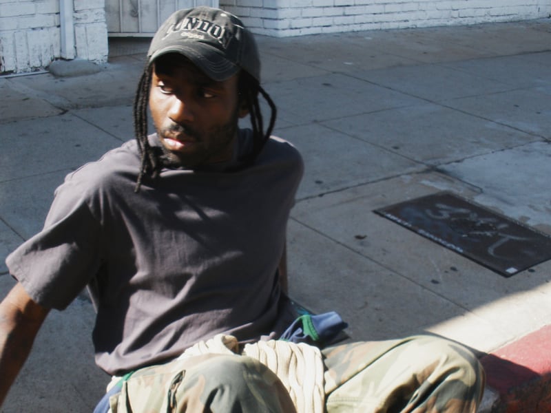 Inspirada en la contradicción entre grunge y preppy, la colección combina siluetas relajadas y detalles pulidos en una narrativa visual honesta, instintiva y profundamente personal