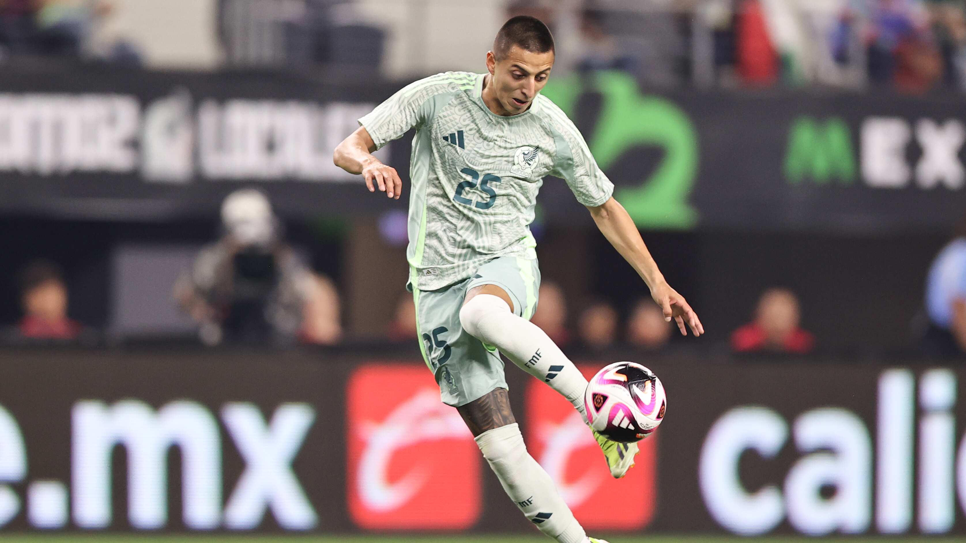 Roberto Alvarado estrena apodo en la Selección Mexicana