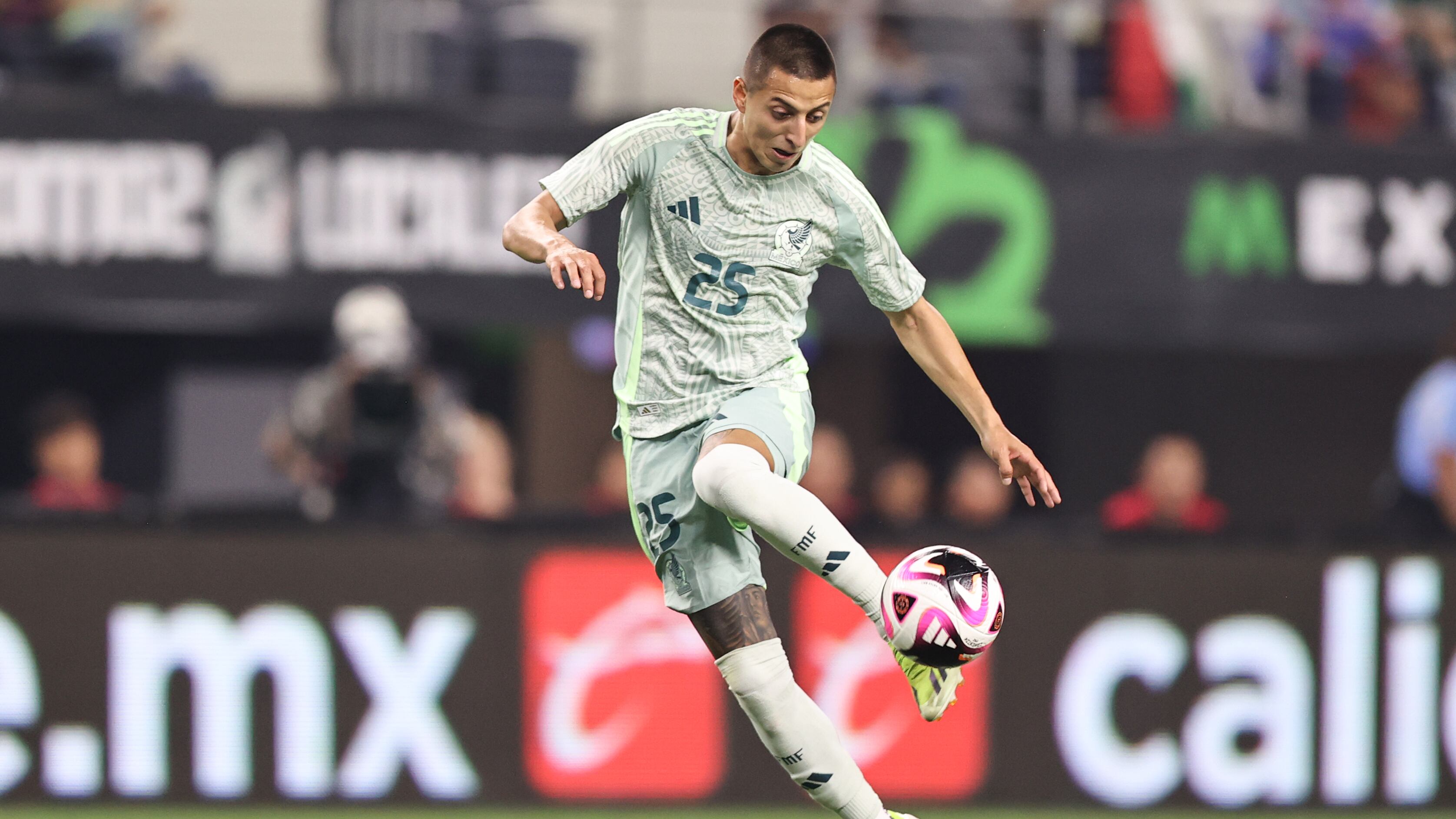 Roberto Alvarado estrena apodo en la Selección Mexicana